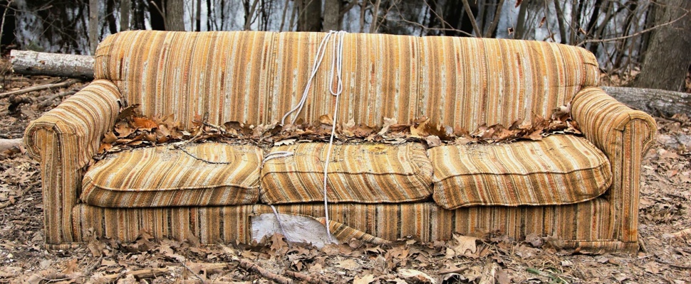 Vieux canapé abandonné